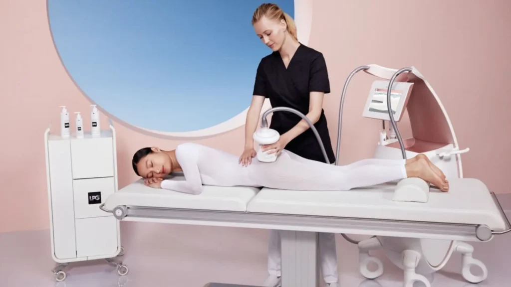 Especialista del centro Ritualyté en Madrid realizando un diagnóstico corporal personalizado antes de iniciar el tratamiento estético.