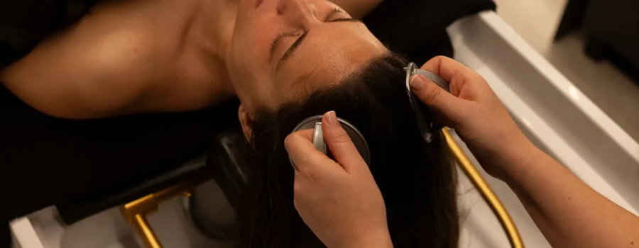 masaje del cuero cabello